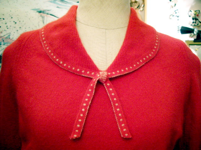 画像: 赤襟付き長袖セーター